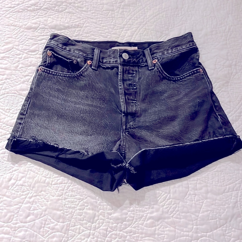 LEVIS WOMENS WEDGIE BLACK FRAYED HEM SHORTS SIZE 29